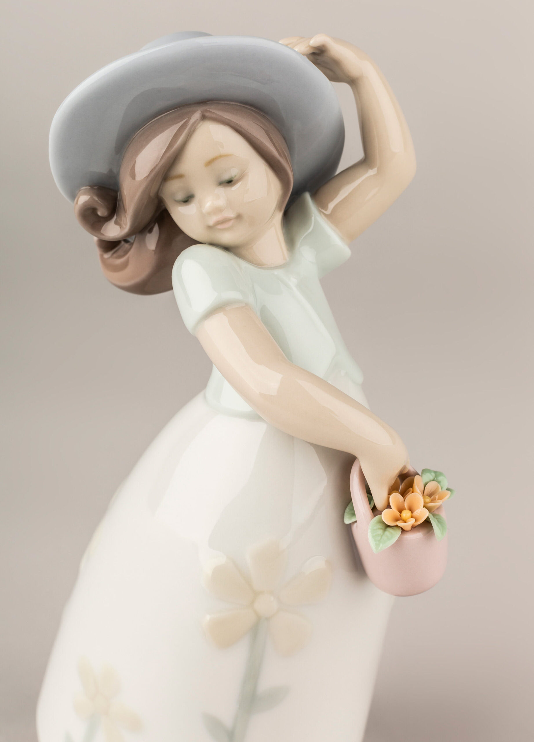 Little Daisy Girl Figurine 7 Little Daisy Girl Figurine 7