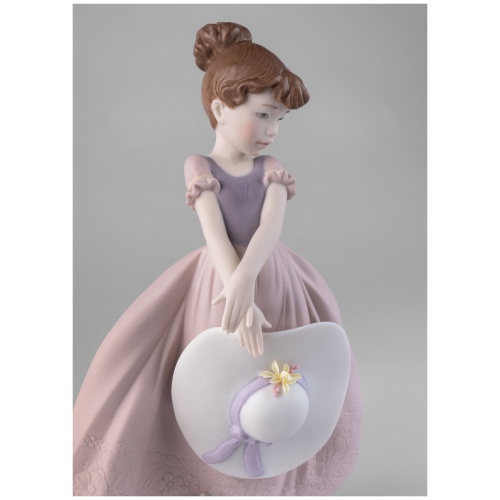 Straw hat in the Wind Girl Figurine 6