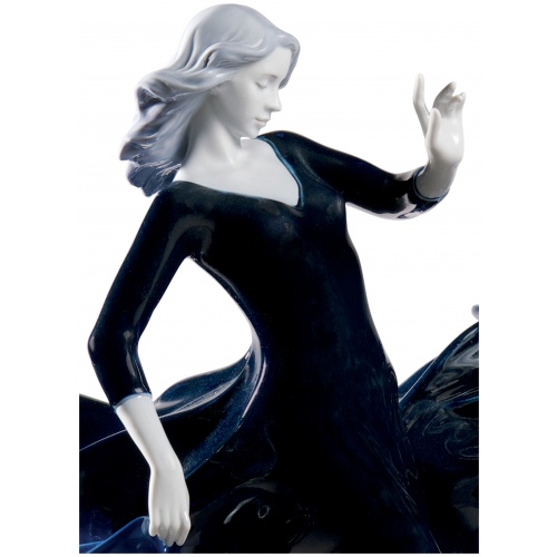 Night Approaches Women Figurine. Limited Edition 5