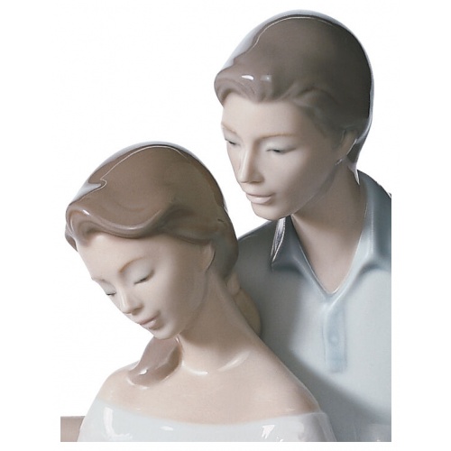 A Circle of Love Family Figurine 7