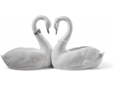 Endless Love Swans Figurine. Silver Lustre