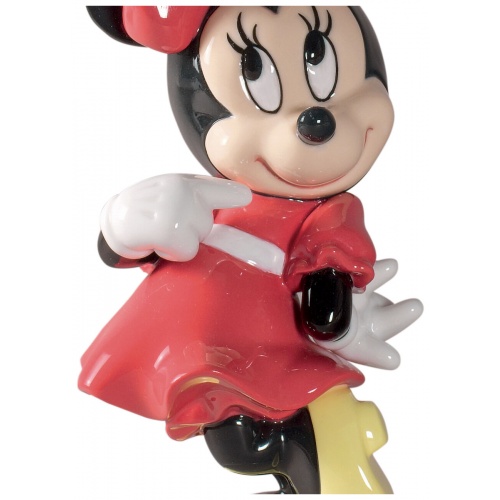 Minnie Mouse Figurine 7