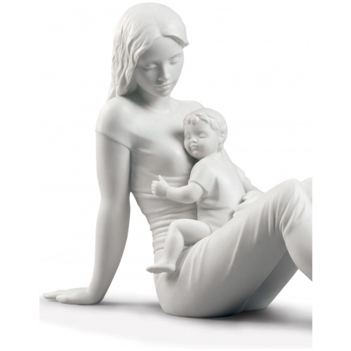 A mother’s love Figurine. Matte White 5