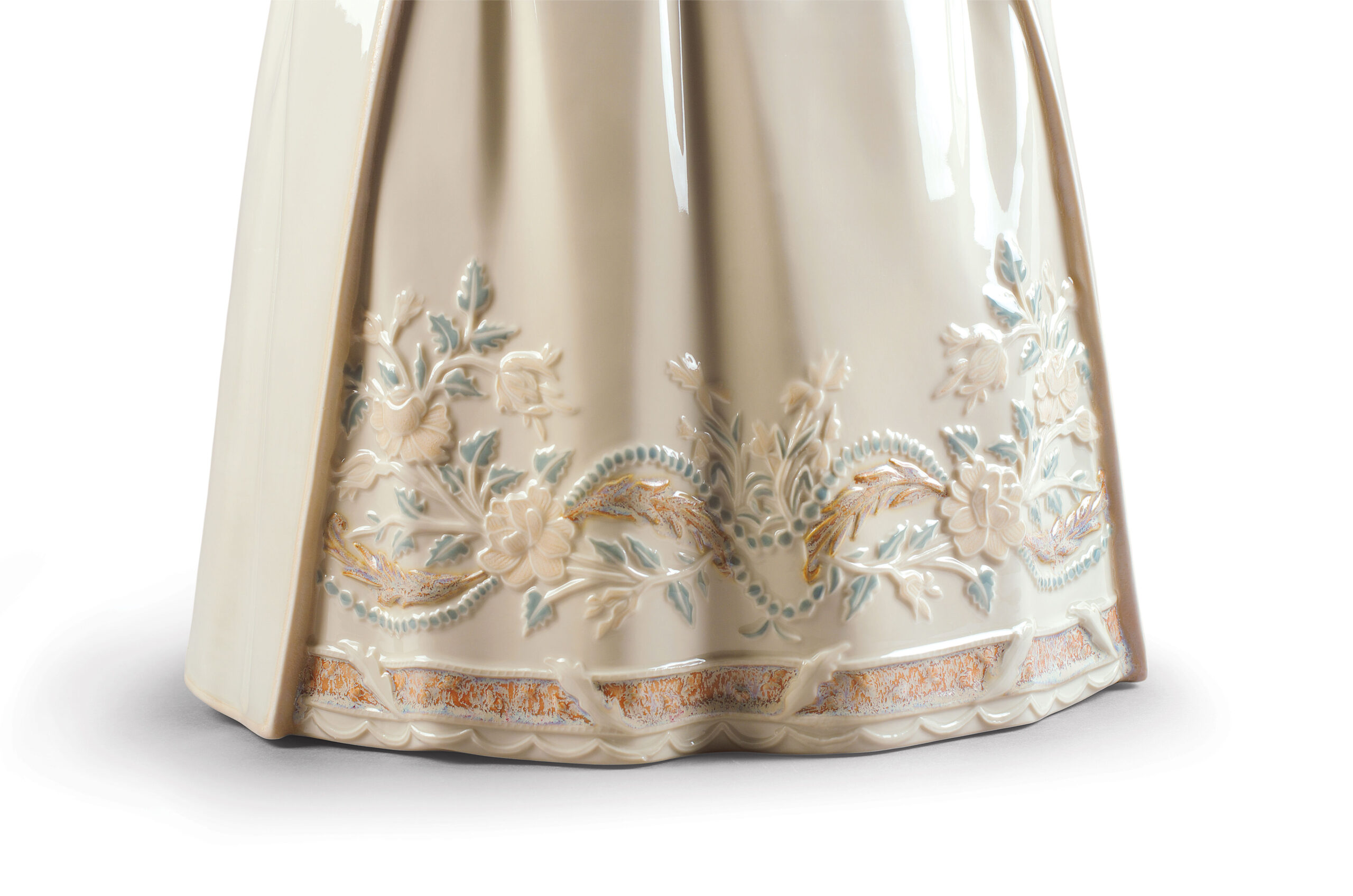 Porcelain Kisses Woman Figurine. Beige 7 Porcelain Kisses Woman Figurine. Beige 7