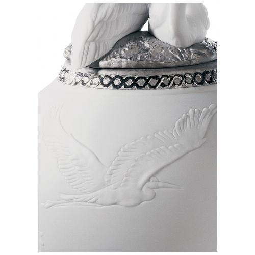 Herons Realm Covered Vase Figurine. Silver Lustre 7
