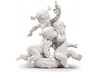 Kiss under the mistletoe Children Figurine