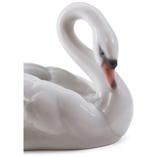 Elegant Swan Figurine 5