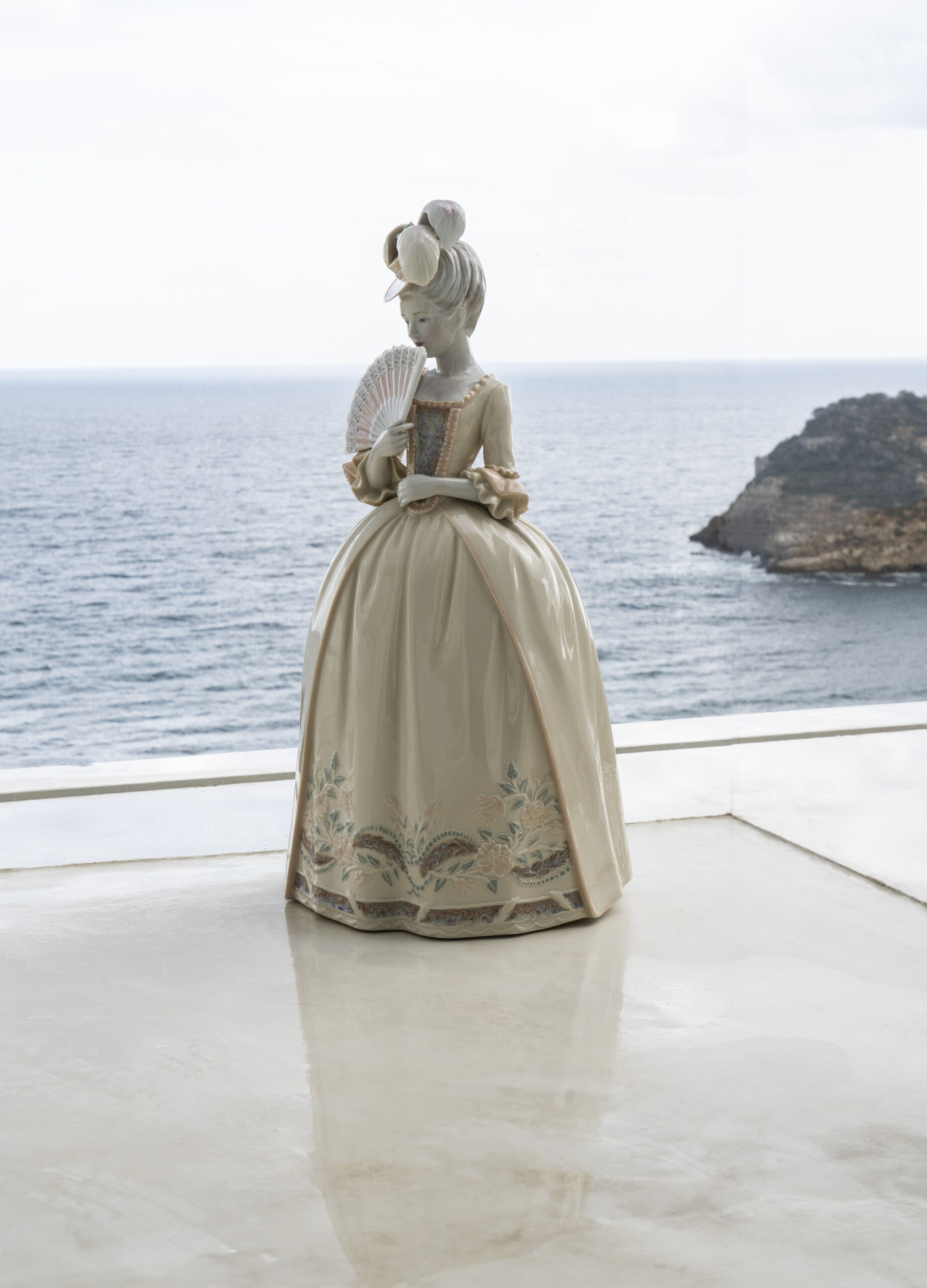 Porcelain Kisses Woman Figurine. Beige 8 Porcelain Kisses Woman Figurine. Beige 8